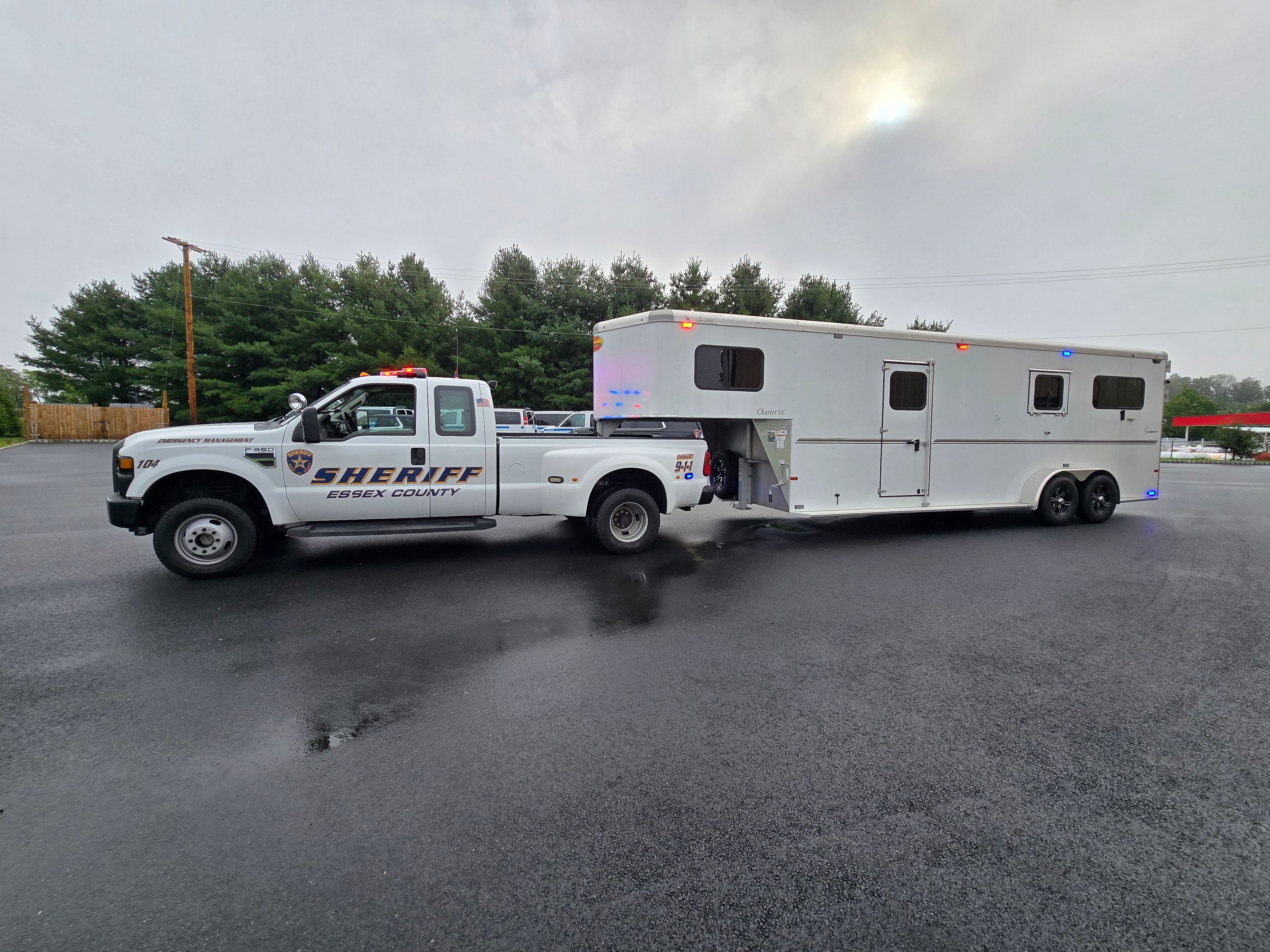 2008 Ford F-350 & Sundowner Horse Trailer